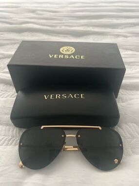 Versace women’s (unisex)Aviator Sunglasses in Black and Gold-Tone